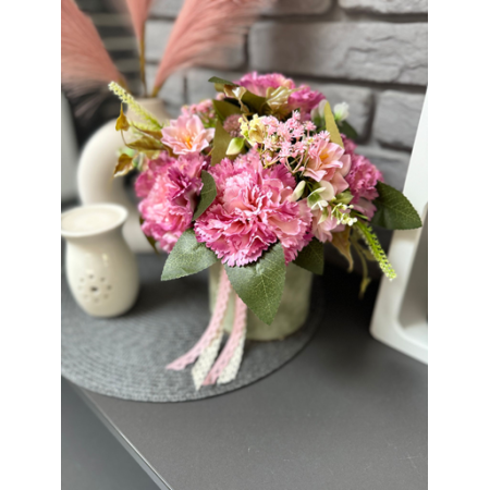 Welurowy flowerbox pistacja z bukietem gożdzików